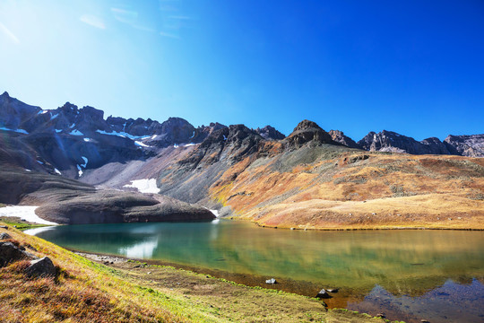 夏季山中的宁静湖