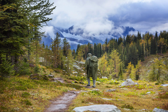 在秋山上徒步旅行