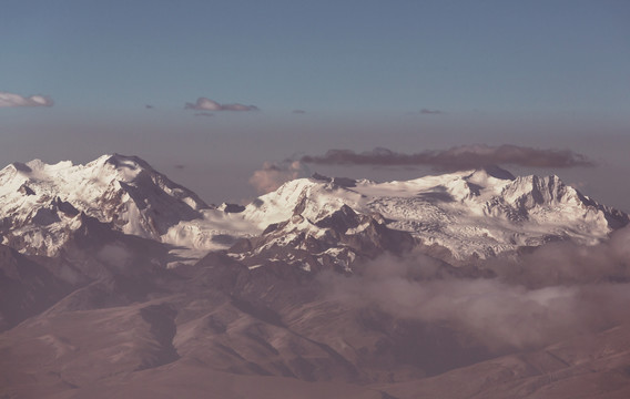 美丽的雪山全景