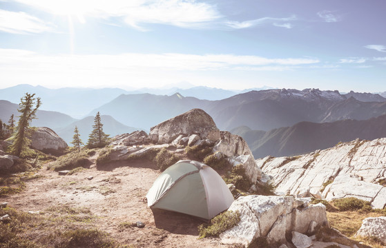 山上的登山帐篷