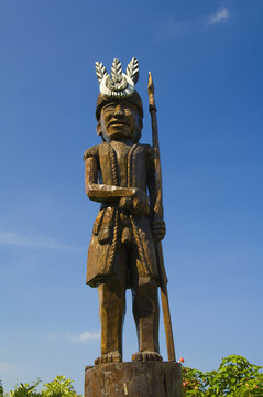 台湾台东县原住民雕像低角度拍摄