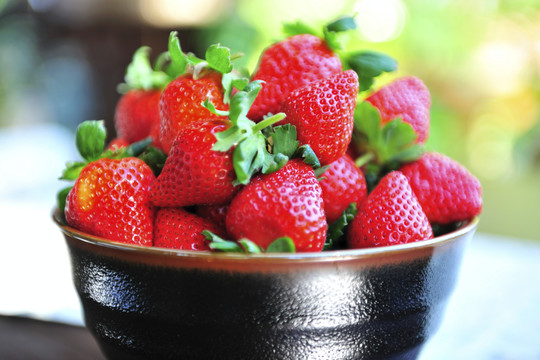 黑碗上的草莓