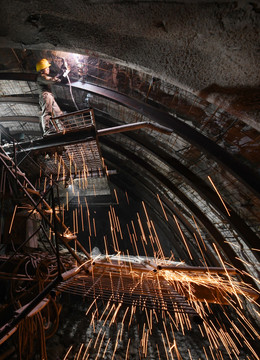 高速公路隧道建设现场