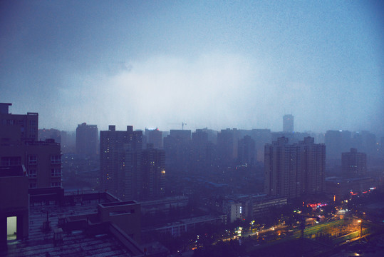 城市高楼大雨倾盆