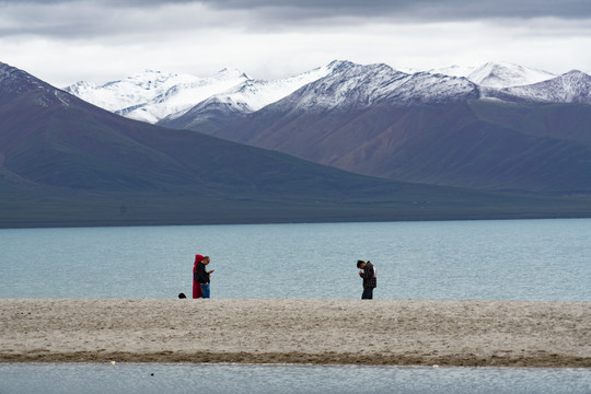 阴云密布的西藏圣湖纳木错湖