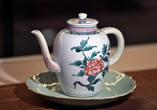 芙蓉花粉彩茶壶