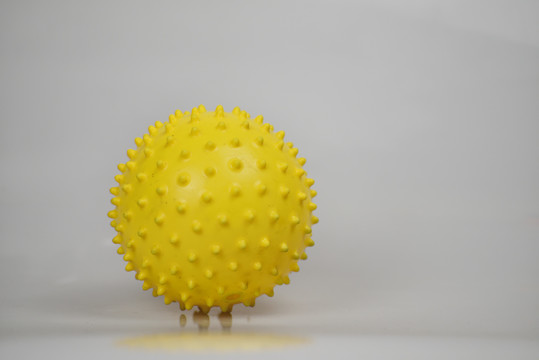 带刺的黄色小球塑胶玩具