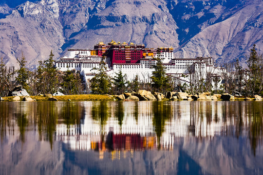 西藏旅游布达拉宫正面倒影