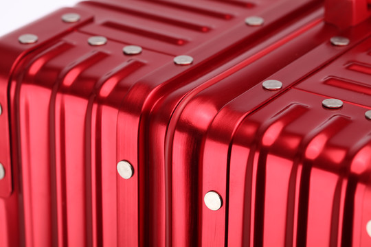 红色旅行箱铆钉