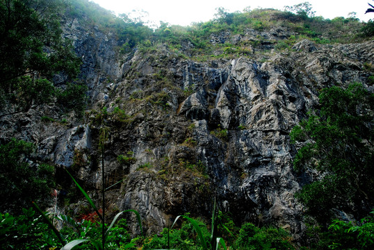 陡峭的岩石