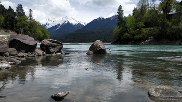 雪山河流