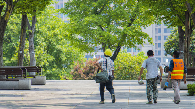 回家的建筑工人