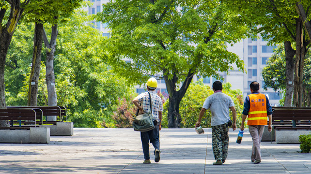 回家的建筑工人