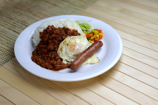 意式肉醬腸仔煎蛋飯