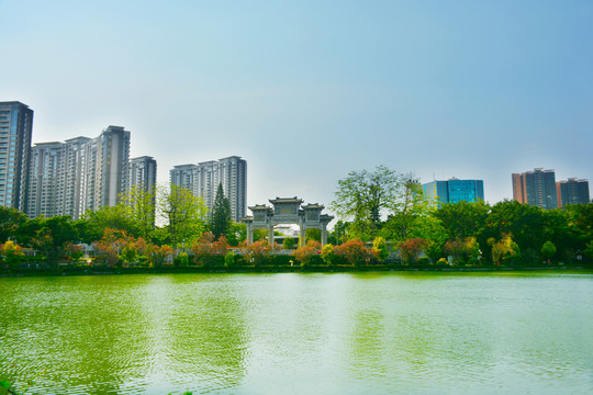 龙山公园牌楼湖景