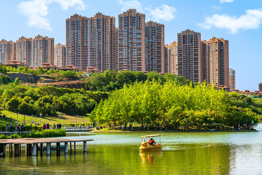 湖边高层住宅建筑