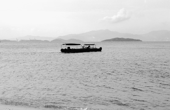 海面渔船黑白照