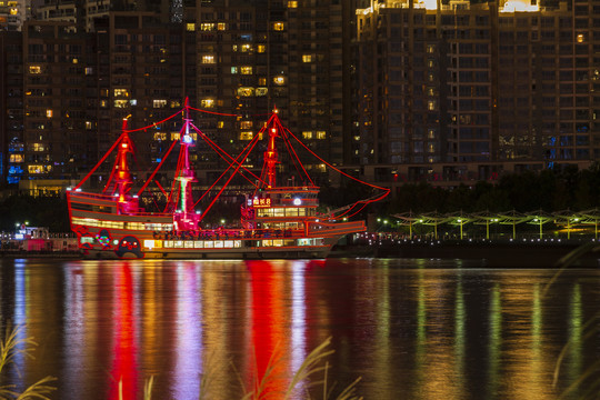 中国上海黄浦江游览船长8号夜景