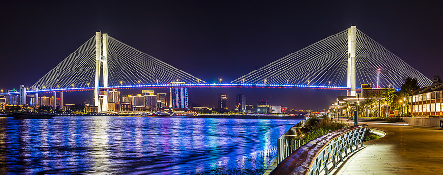 中国上海南浦大桥景观照明全景