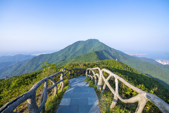 梧桐山山顶有围栏的石板路