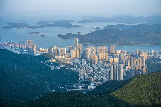 深圳市梧桐山俯瞰盐田区全景