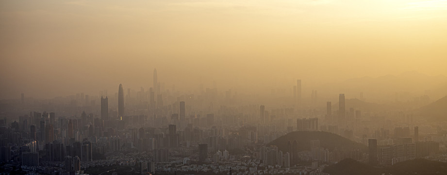 深圳市日落时分余晖中的建筑群