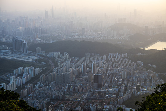 深圳市梧桐山视角日落时分余晖中