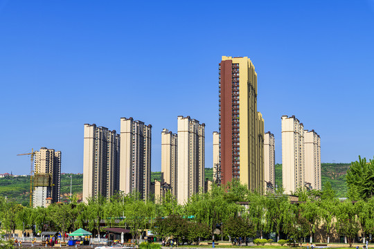 湖边高层住宅建筑