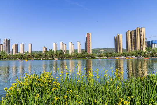 湖边高层住宅建筑