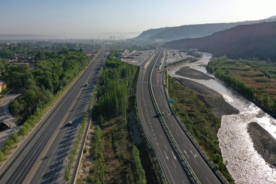 公路与河流