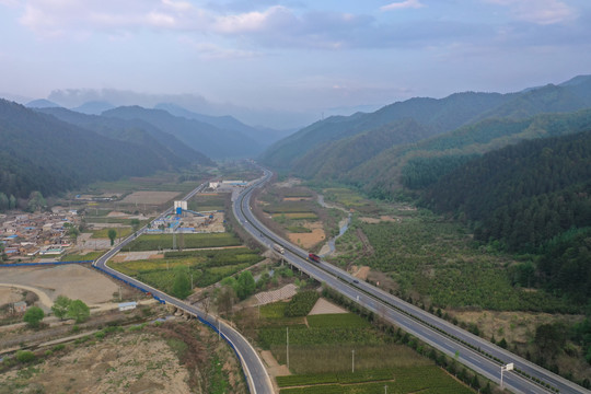 秦岭的公路