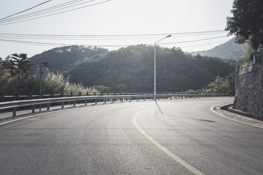 现代山间道路背景