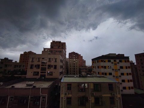 乌云暴风雨