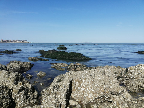 海边岩石平静的大海