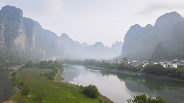 清晨薄雾缭绕的漓江两岸