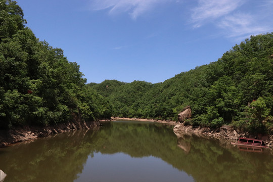 河流森林蓝天白云山峰