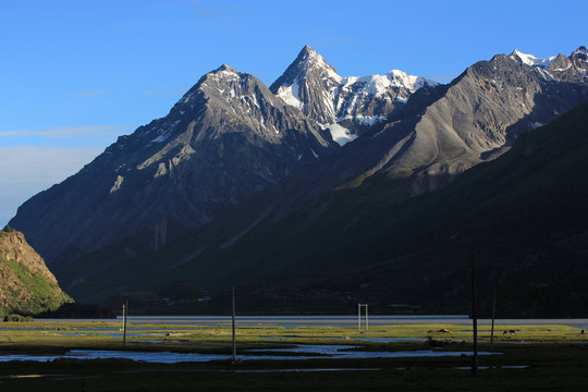 河流山峰