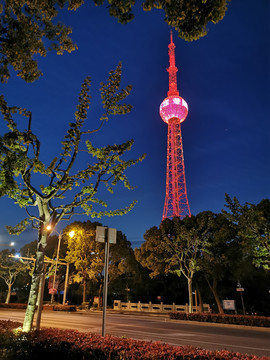 夜灯初上的城市街道夜景