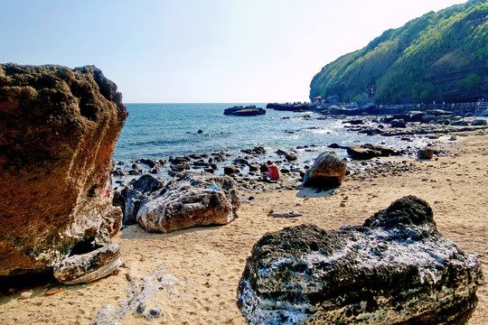 海湾沙滩礁石