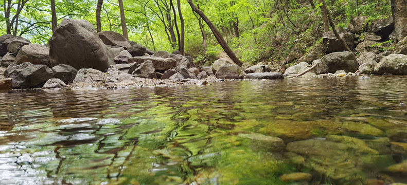 山间溪流