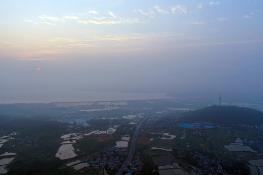 雾霾天的江景