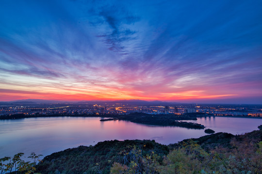 夕阳湖景气势天空