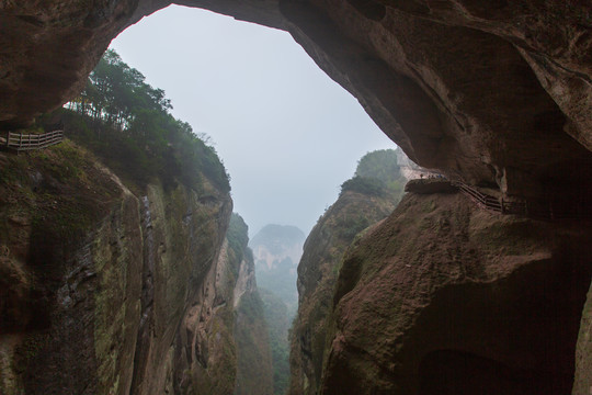 桂林资源八角寨风景区蜂窝状洞穴