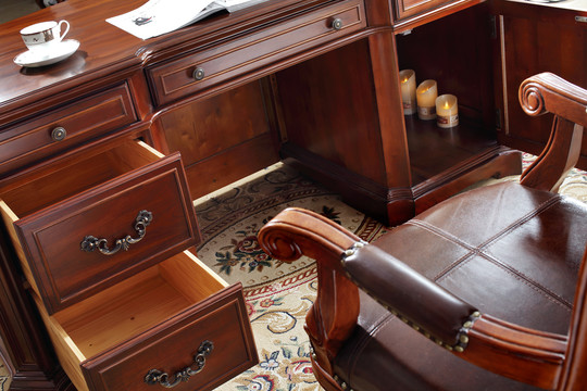 美式实木书桌柜门打开内部细节