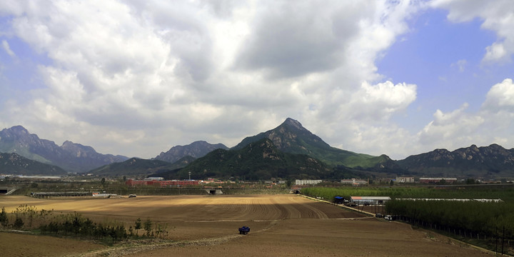 春季的田野与天空