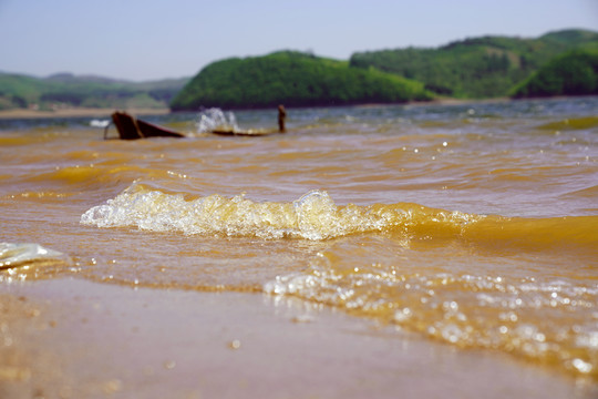 荡起波浪的湖水