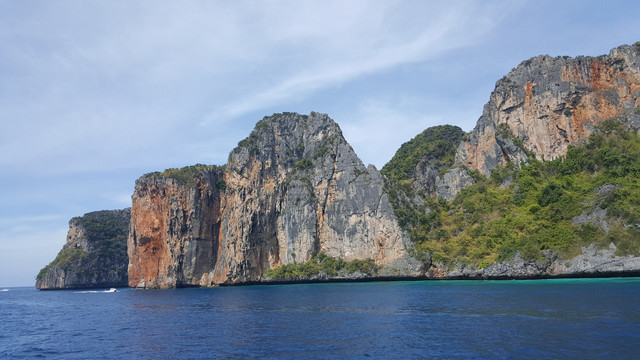 泰国普吉岛海上礁石