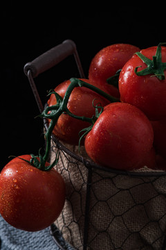 暗调氛围红番茄西红柿高清特写