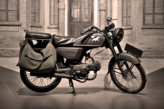 老上海石库门的摩托车