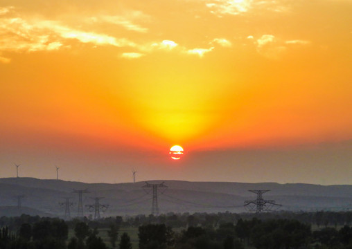 夕阳输电塔